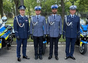 Zastępca Komendanta Wojewódzkiego Policji w Krakowie, naczelnik WRD KWP Kraków oraz policjanci reprezentujący garnizon małopolski