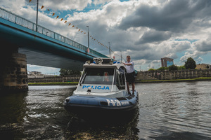 policyjna łódź na Wiśle w krakowie