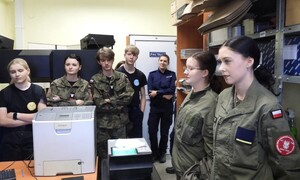 uczniowe liceum oraz policjantka