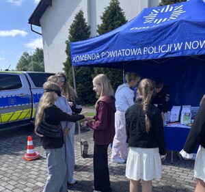 dzieci przed namiotem policyjnym