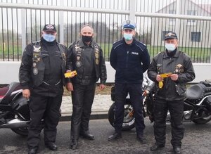 policjant drogówki z motocyklistami na drodze