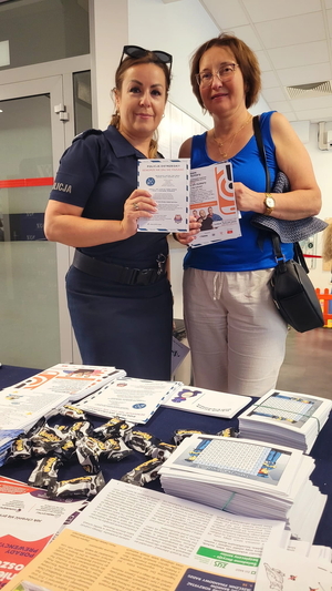 policjantka pokazuje ulotkę