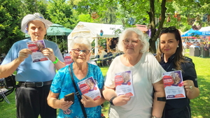 zdjęcie policjantki z seniorami