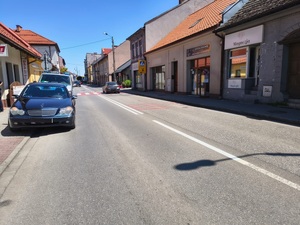 KPP Oświęcim. Mercedes oraz  radiowóz przy ulicy Sobieskiego w Kętach