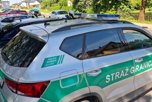 KPP Oświęcim. Bezpieczne wakacje wspólna akcja Policji, Straży Granicznej i uczniów i nauczyciela PZ nr 6 w Brzeszczach radiowóz straży granicznej i Policji