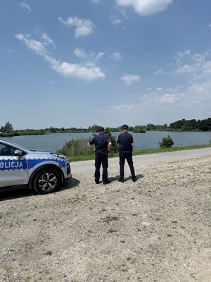 dzielnicowi obserwują akwen