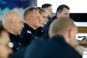 Komendant Artur Bednarek w trakcie spotkania ze studentami