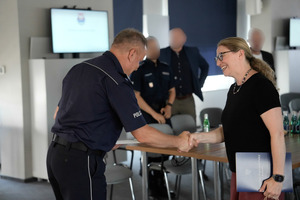 Komendant Wojewódzki Policji w Krakowie nadinsp. Artur Bednarek dziękuje za wizytę przedstawicielce studentów z USA