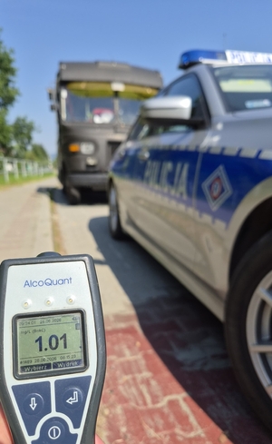 Urzadzenie do badania trzeźwości na tle radiowozu i kontrolowanego pojazdu