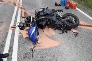 Zbliżenie na wrak motocykla. Widok z tyłu