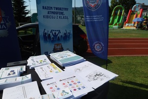 Stanowisko profilaktyczne policji z broszurami oraz roll-up'em