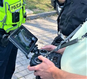 policjant ruchu drogowego ogląda nagranie na monitorze3