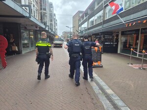 Policjanci polscy i holenderscy wspólnie patrolujący ulice miasta