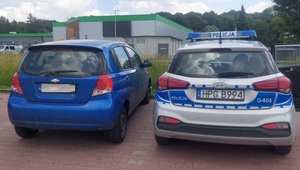 Samochód zatrzymanych złodziei obok radiowozu
