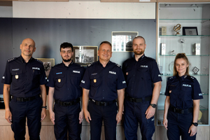 Wspólne zdjęcie pamiątkowe policjantów i Komendanta Wojewódzkiego Policji w Krakowie