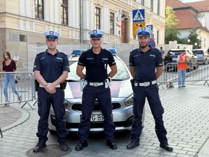 umundurowani policjanci ruchu drogowego przy radiowozie