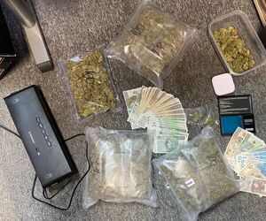 porcjowana marihuana w woreczkach próżniowych i waga
