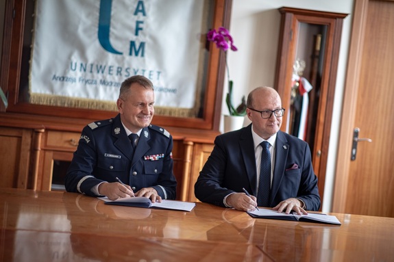 Komendant Wojewódzki policji w Krakowie wraz z Rektorem UAFM podpisują porozumienie
