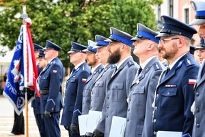 policjanci ustawieni w rzędzie