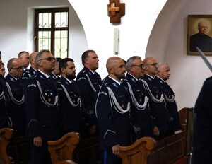 Zastępca Komendanta Wojewódzkiego Policji w Krakowie, kadra kierownicza sądeckiej komendy podczas mszy świętej