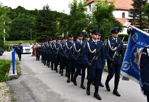 kompania honorowa i poczet sztandarowy w drodze na cmentarz