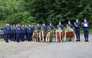 policjanci z wieńcami, zdjęciem Zmarłego, jego czapką służbową, obok Zastępca KWP i kadra kierownicza sądeckiej jednostki