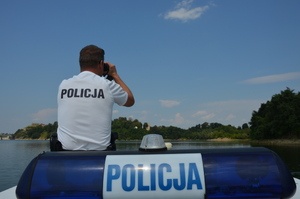 policjant na motorówce, obserwujący Jezioro Dobczyckie