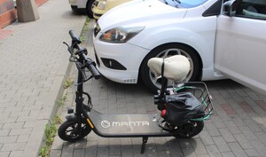 Wypadek na parkingu hulajnoga obok samochodu