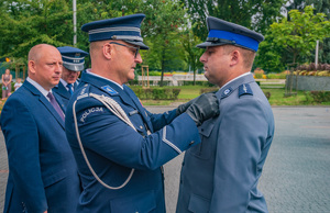 komendant krauz przypina odznaczenie