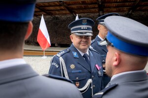 komendant kudela gratuluje policjantom
