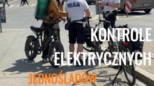 plakat policyjne kontrole rowerzyści i policjanci na rowerach