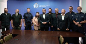 Wspólne zdjęcie uczestników spotkania roboczego przedstawicieli Policji i małopolskich klubów piłkarskich