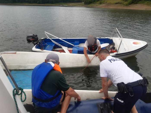 policjant ze świadkiem pomagają poszkodowanemu