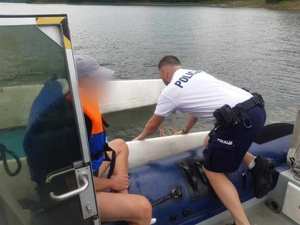 policjant pomaga poszkodowanemu
