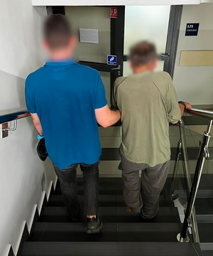 doprowadzenie zatrzymanego na schodach