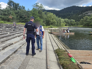 policjant sprawdza trzeźwość flisaka na brzegu