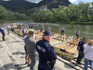 policjanci na flisackiej stacji