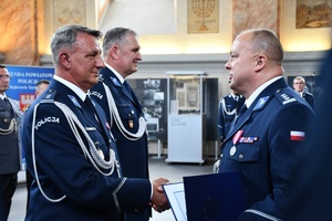Komendant Kudela gratuluje policjantowi awansu
