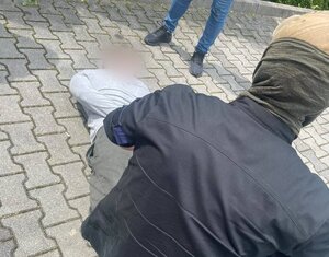 policjanci zatrzymują dilera