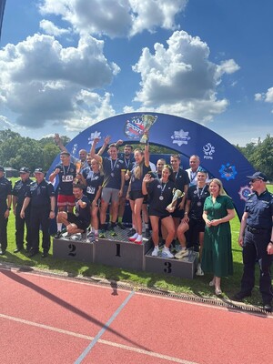 Uczestnicy zawodów sportowych na podium wraz z Komendantami