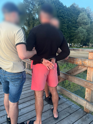 Zatrzymany mężczyzna oraz nieumundurowani policjanci