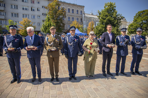 odznaczeni funkcjonariusze na rynku podgórskim w tym komendant wojewódzki Policji nadinspektor Artur Bednarek