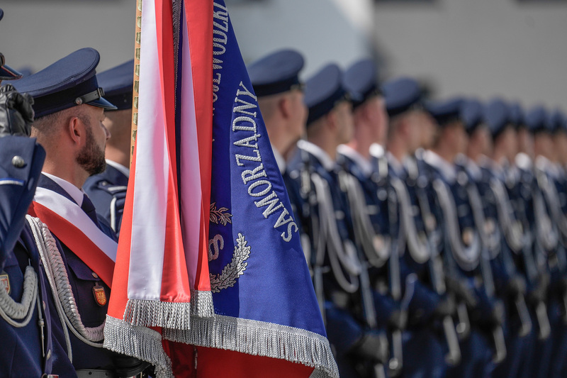 poczet i policjanci w szeregu