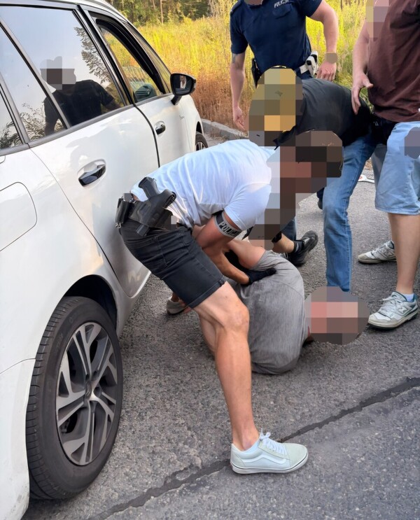 zatrzymanie mężczyzne przez nieumundurowanych policjantów