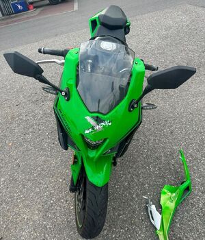 Uszkodzony motocykl na jezdni