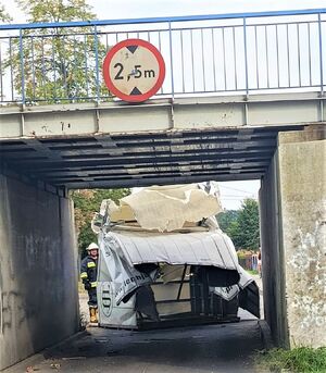 Część dostawczaka pod wiaduktem