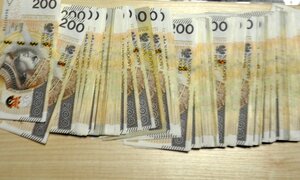 Plik pieniędzy o nominale 200 złotych na jasnym tle