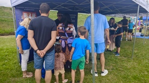uczestnicy wydarzenia w rozmowie z policjantami