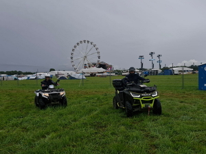 policjanci na quadzie pod festiwalem