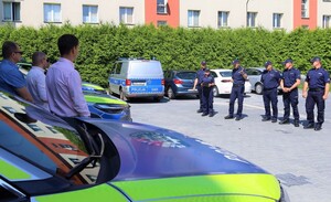 Przekazanie radiowozów Hyundai i Toyoty Komendant dziękuje przedstawicielom gmin